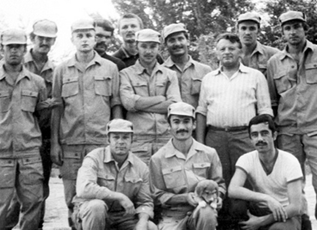 Александр Потеев (третий слева в верхнем ряду) во время службы в Афганистане