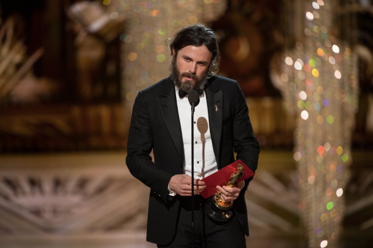 epa05818020 A handout photo made available by the Academy of Motion Picture Arts and Science (AMPAS) on 26 February 2017 shows Casey Affleck accepting the Oscar for Performance by an actor in a Leading role, for work on 'Manchester by the Sea' during the 89th annual Academy Awards ceremony at the Dolby Theatre in Hollywood, California, USA, 26 February 2017. The Oscars were presented for outstanding individual or collective efforts in 24 categories in filmmaking.  EPA/AARON POOLE / AMPAS THE IMAGE MAY NOT BE ALTERED AND IS FREE FOR EDITORIAL USE ONY IN REPORTING ABOUT THE EVENT. ONE TIME USE ONLY. MANDATORY CREDIT. HANDOUT EDITORIAL USE ONLY/NO SALES