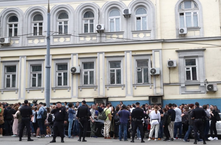 Поддерживающие Серебренникова люди у здания суда. Фото TASS/Scanpix