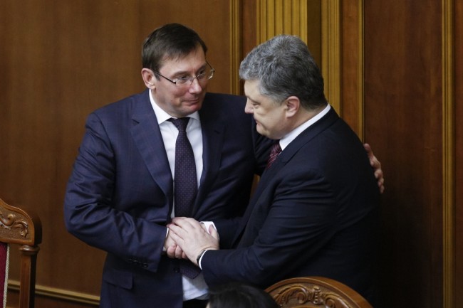 Юрий Луценко и президент Украины Петр Порошенко. Фото AP Photo/Scanpix