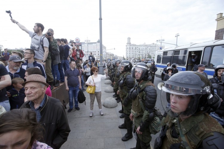 epa06024213 Russian police stand in line during an unauthorized opposition rally in Tverskaya street in central Moscow, Russia, on Russia Day, 12 June 2017. Russian liberal opposition leader and anti-corruption blogger Alexei Navalny has called his supporters to hold a protest in Tverskaya Street, which leads to the Kremlin, instead of the authorized by Moscow officials Sakharov avenue. Changing the location may provoke clashes with the police.  EPA/SERGEI CHIRIKOV