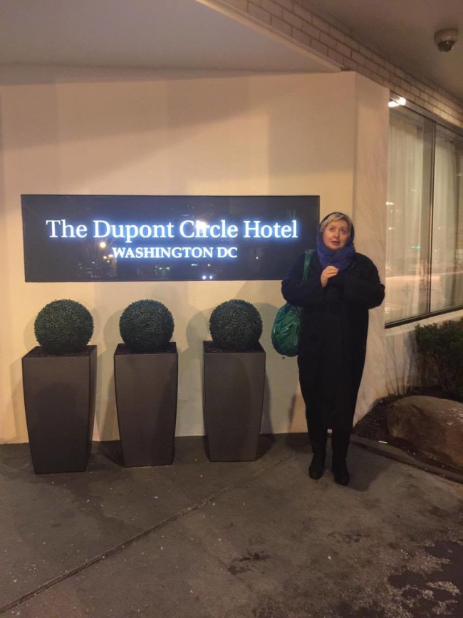 Ольга Романова у входа в гостиницу Dupont Circle Hotel в Вашингтоне, где было обнаружено тело Лесина. Фото автора.
