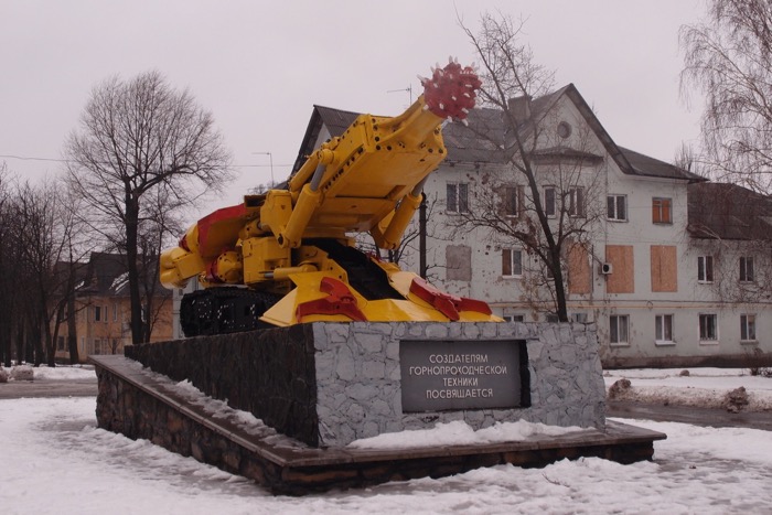 Памятник шахтопроходческому комбайну в Ясиноватой почему-то прозвали "гинекологом". Фото Дмитрия Дурнева / Spektr.Press