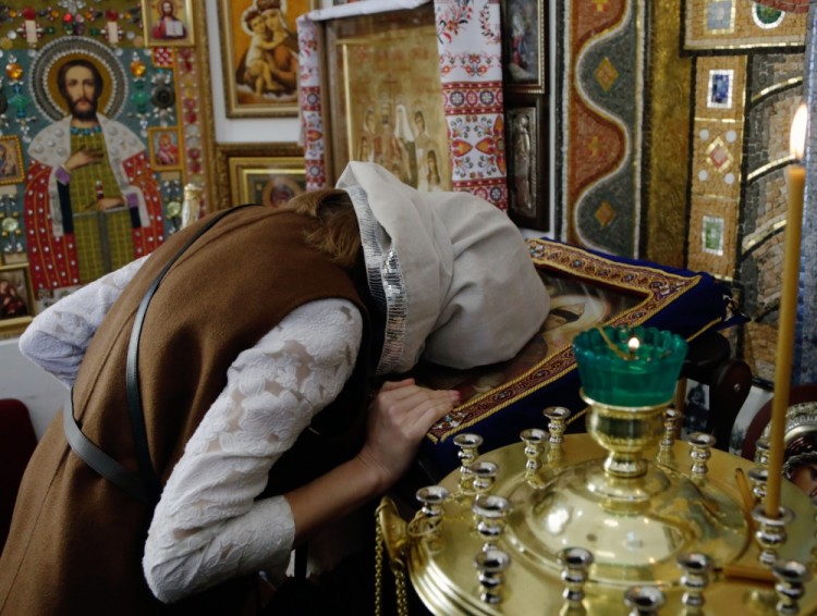 Наталья Поклонская молится. Фото Sputnik/Scanpix