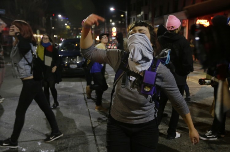 Акция протеста против итогов выборов президента США в Сиэттле. Фото AP Photo/Scanpix