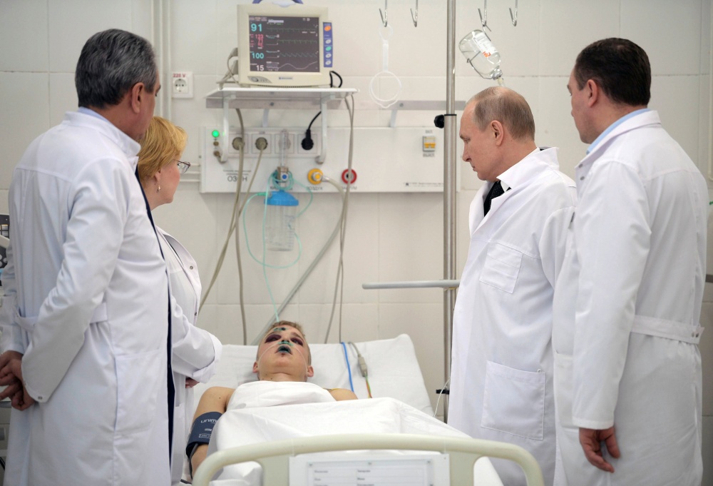Владимир Путин посетил пострадавших в больнице. Фото Sputnik/Scanpix/LETA