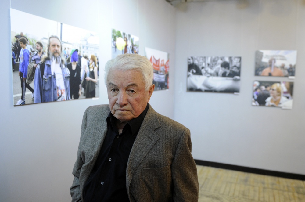 Владимир Войнович на фотовыставке, посвященной участникам протестов на Болотной площади в Москве. Фото TASS/Scanpix/Leta