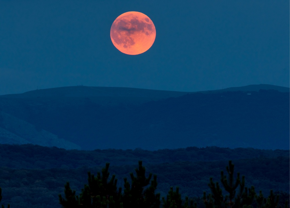 Как лунное затмение выглядело из Крыма. Фото TASS/Scanpix/Leta