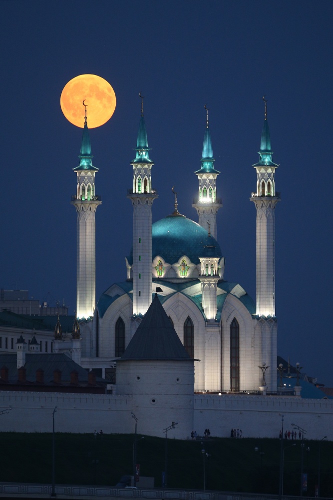 Луна над мечетью в Казани. Фото TASS/Scanpix/Leta