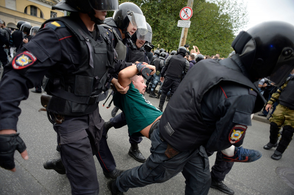 Задержание на акции протеста в Санкт-Петербурге. Фото AFP/Scanpix/Leta