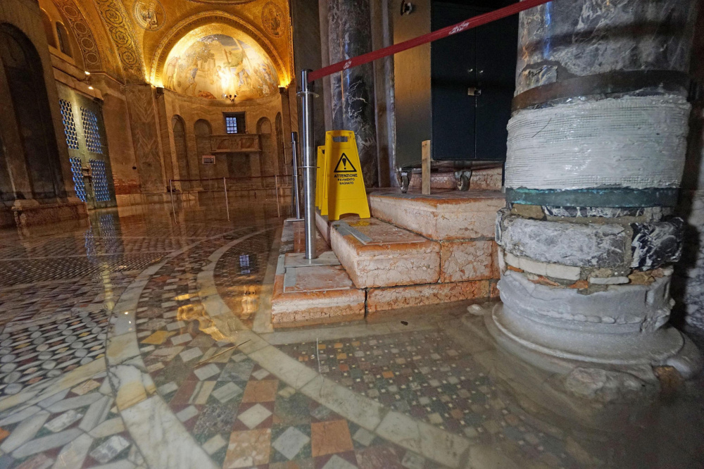 Затопленные полы в Соборе Святого Марка в Венеции. Фото EPA/Scanpix/Leta