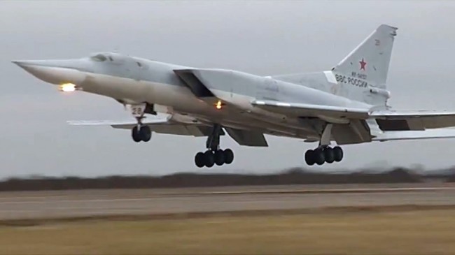  Российский стратегический бомбардировщик Tu-22. Кадр размещенного на Youtube видеоролика Минобороны РФ