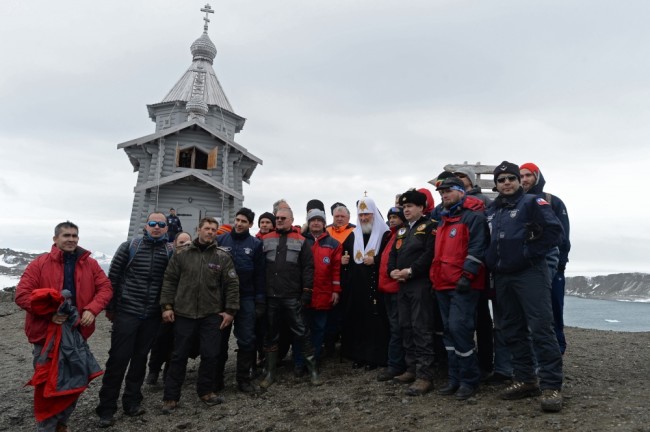 2793126 02/17/2016 Patriarch of Moscow and All Russia Kirill poses for a group photo with expedition members during a visit to the Russian Bellingshausen polar station on King George island in Antarctica. Sergey Pyatakov/Sputnik