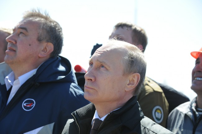Владимир Путин наблюдает за запуском ракеты с космодрома Восточный. Фото: Michael Klimentyev/Sputnik