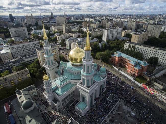 Утренний намаз около Московской соборной мечети. Фото Sputnik/Scanpix
