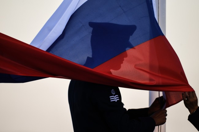 Поднятие российского флага во время церемонии награждения олимпийцев. Фото Sputnik/Scanpix