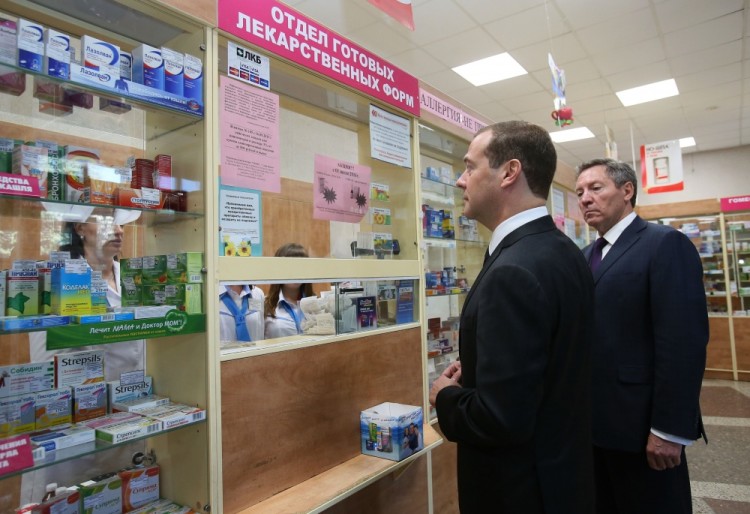 В последние месяцы Дмитрий Медведев особенно много говорил о ценах на лекарства, которые в России тоже находятся в числе наиболее острых социальных вопросов. К предпринимателям, необоснованно завышающим стоимость медикаментов, предлагается применять все более радикальные меры. "Если, например, аптека нарушает эти правила (продажи лекарств), то она подлежит закрытию на 3 месяца", — анонсировал премьер предстоящие перемены. Фото: Sputnik / Scanpix