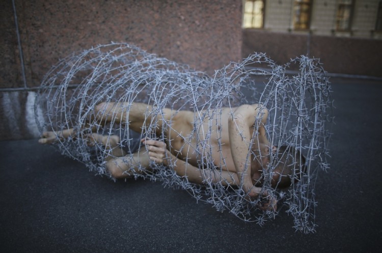 Акция Петра Павленского "Туша". Фото  Reuters/Scanpix