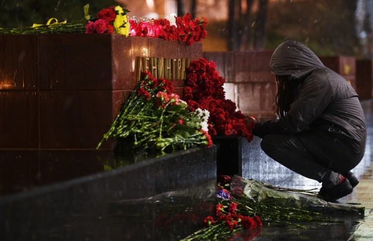 3064287 04/03/2017 A girl lays flowers at the "Leningrad" stele on the Hero Cities Alley in memory of the victims of the explosion in the St. Petersburg metro. Vladimir Astapkovich/Sputnik