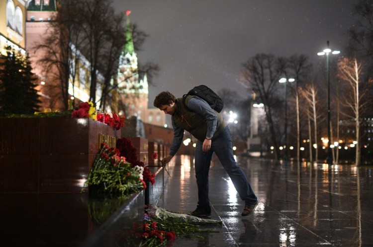 3064297 04/03/2017 A man lays flowers at the "Leningrad" stele on the Hero Cities Alley in Moscow in memory of the victims of the explosion in the St. Petersburg metro. Vladimir Astapkovich/Sputnik