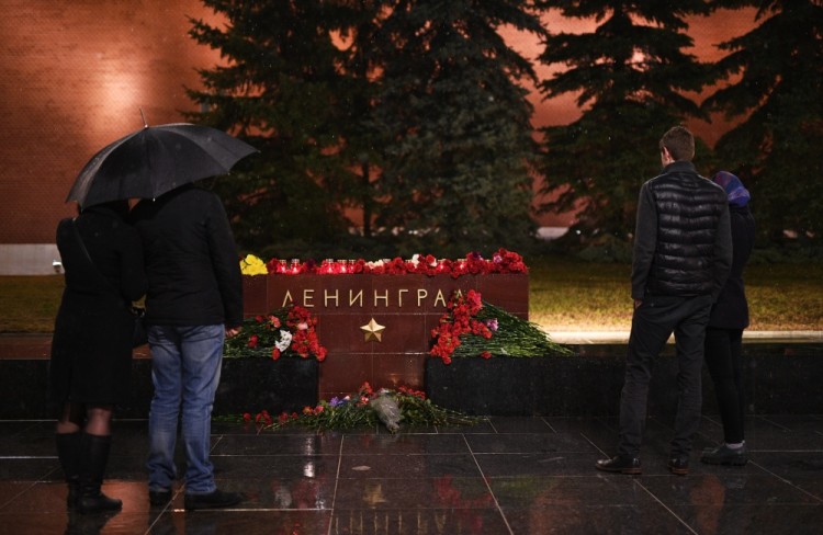 3064304 04/03/2017 Young people lay flowers at the "Leningrad" memorial on the Hero Cities Alley in Moscow in memory of the victims of the explosion in the St. Petersburg metro. Vladimir Astapkovich/Sputnik