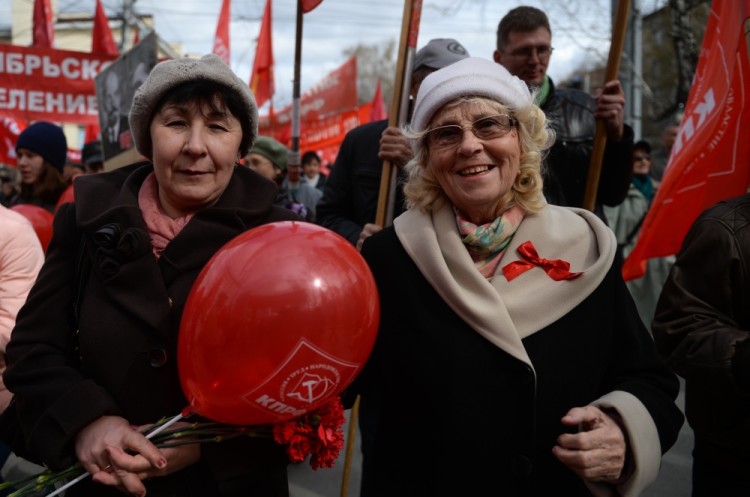 3088472 05/01/2017 Participants in the Communist Party's May Day demonstration on Krasny Prospekt in Novosibirsk. Alexandr Kryazhev/Sputnik