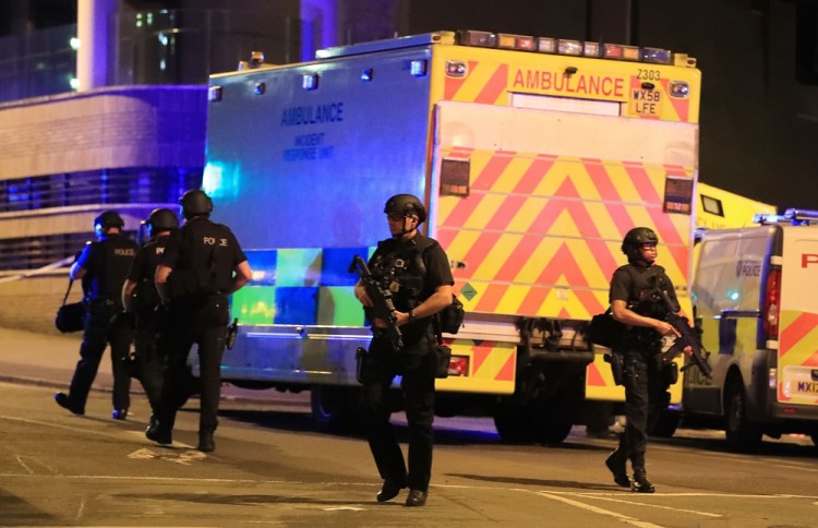 Сотрудники правоохранительных органов Великобритании у  здания Manchester Arena. Фото PA Wire/Scanpix