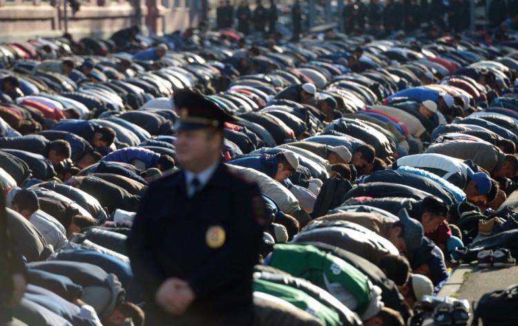 3181643 09/01/2017 Muslims observe Eid al-Adha, or the Feast of the Sacrifice outside the Moscow Cathedral Mosque. Iliya Pitalev/Sputnik