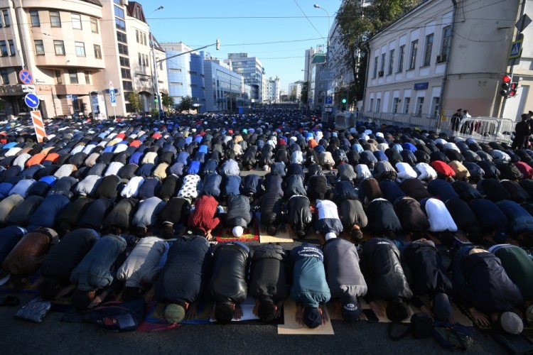 3181648 09/01/2017 Muslims observe Eid al-Adha, or the Feast of the Sacrifice outside the Moscow Cathedral Mosque. Iliya Pitalev/Sputnik