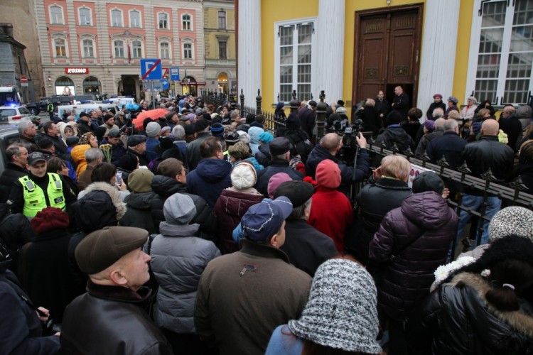 3235853 11/15/2017 People flock to Alexander Nevsky Church to pay the last respects to satirist Mikhail Zadornov, Riga. Robert Vitsups/Sputnik