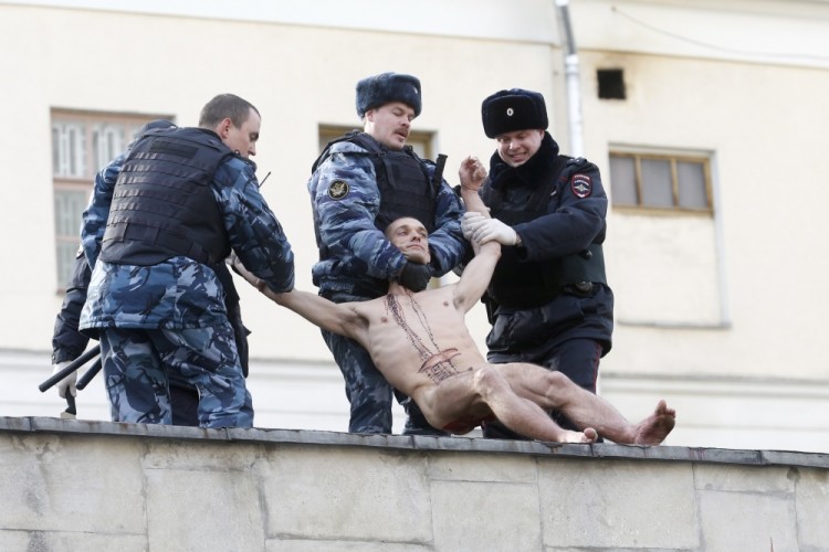 Одна из акций Петра Павленского, в ходе которой он отрезал себе мочку уха. Фото REUTERS/Scanpix