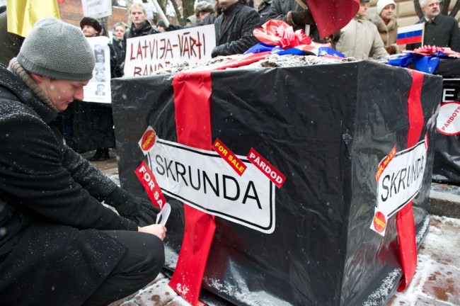 Акция протеста против поправок, разрешающих получать ВНЖ в Латвии в обмен на инвестиции зимой 2010 года. Фото AFP/Scanpix