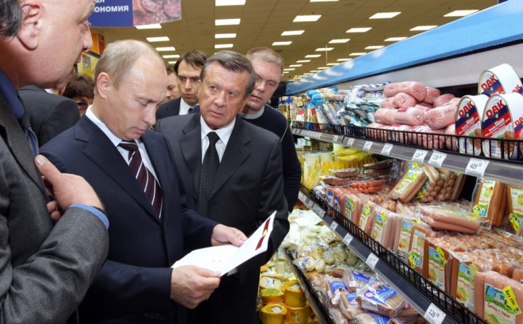 Президент РФ Владимир Путин, который обычно более осторожен в своих словах, не скрывает влияния кризиса в отношениях с западными странами на темпы инфляции. "В известной степени рост цен на продукты — это рукотворный результат, потому что мы в качестве ответных мер на санкции Запада ввели ограничения на ввоз продуктов питания из-за границы. Мы сознательно пошли на этот шаг, имея в виду, что это создаст условия для развития нашего сельского хозяйства, освободит рынок. Так и получилось. На фоне общего падения ВВП... сельское хозяйство [за год] выросло на 3%", — заявил Путин в 2016-м во время программы «Прямая линия». Фото: AP / Scanpix