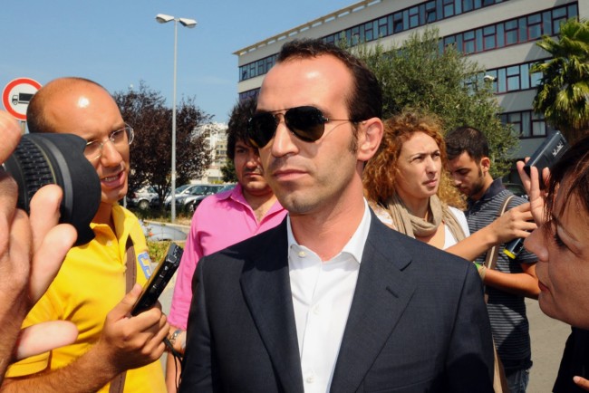 Italian businessman Giampaolo Tarantini, center, is mobbed by reporters after being heard by prosecutors in Bari, southern Italy, Friday, Sept. 11, 2009. Prosecutors in the southern city of Bari said Premier Silvio Berlusconi doesn't figure into their investigations into a local businessman, Tarantini, who has admitted to paying women _ including a prostitute _ to attend the premier's parties. Tarantini, has said he merely reimbursed the women for their travel expenses and brought them to Berlusconi's dinner parties to show off. He has apologized to Berlusconi and said the premier never knew the women had been paid. (AP Photo/Donato Fasano) / SCANPIX Code: 436