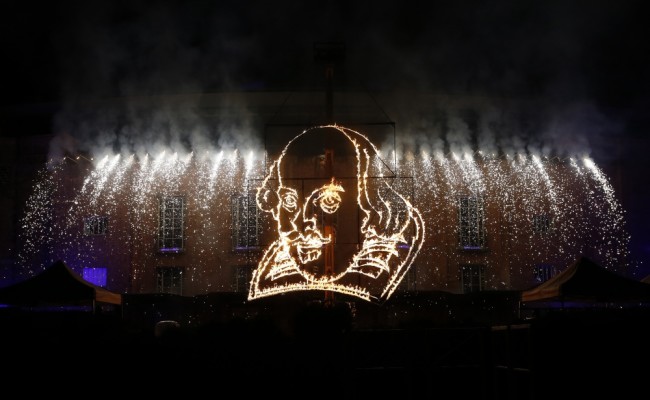 Огненный портрет Шекспира во время фейерверка во время празднования его 450-го юбилея 23 апреля 2014 года. Фото Reuters/Scanpix
