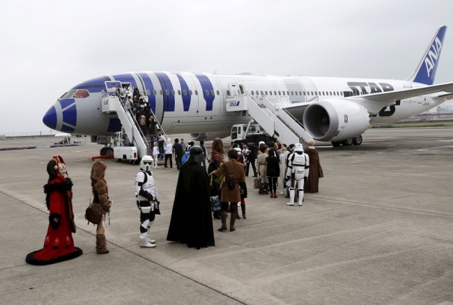 Пассажиры переодетые в героев "Звездных воин" перед первым рейсом. Токио. Япония. Фото REUTERS/Scanpix