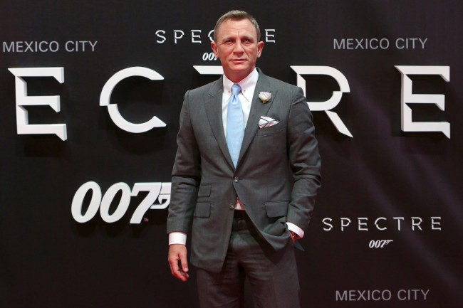 Actor Daniel Craig poses for photographers on the red carpet at the Mexican premiere of the new James Bond 007 film "Spectre" in Mexico City, November 2, 2015. REUTERS/Ginnette Riquelme