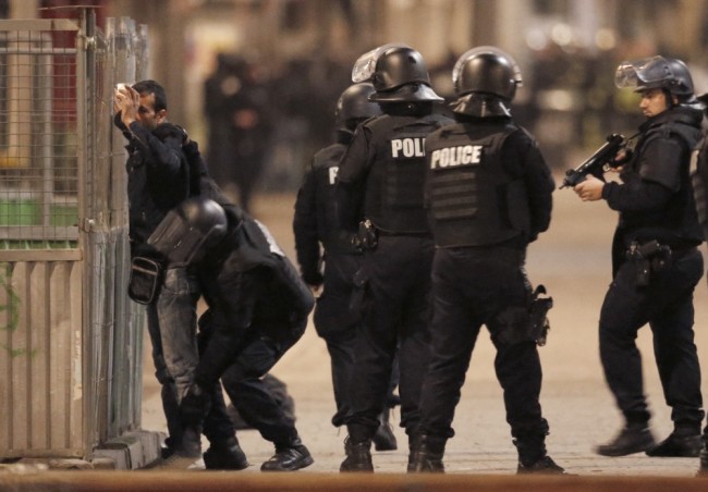 Задержание и обыск подозреваемого. Сен-Дени.Пригород Парижа.  Фото REUTERS/Scanpix