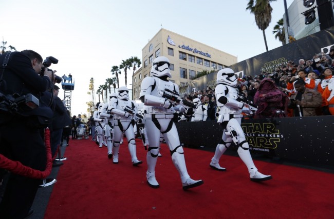 Имперские штурмовики маршируют по красной ковровой дорожке перед премьерой. Голливуд. Калифорния. Фото REUTERS/Scanpix