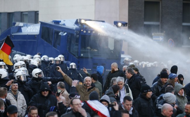  Полиция использует водометы. Фото    REUTERS/Scanpix
