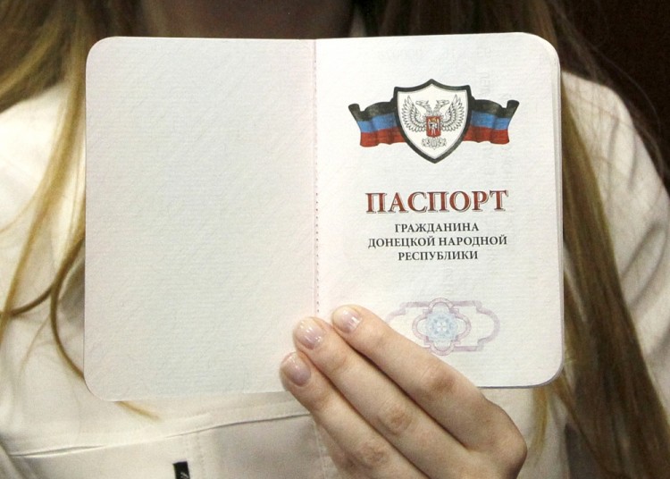 Паспорт самопровозглашенной ДНР. Фото REUTERS/Scanpix