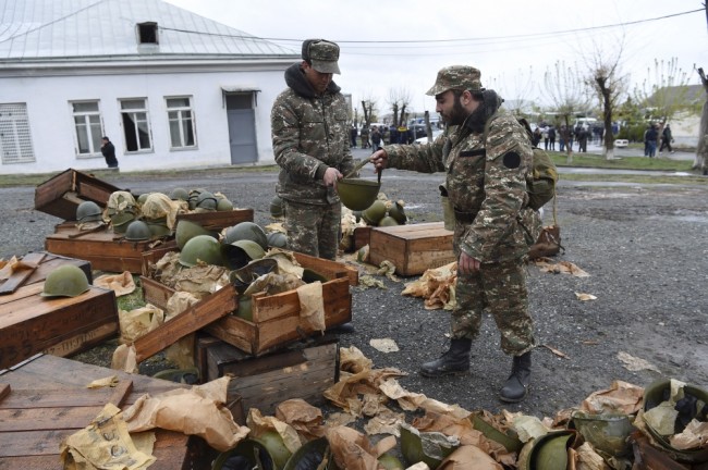 Армянские добровольцы распределяют амуницию. Фото Reuters/Scanpix 