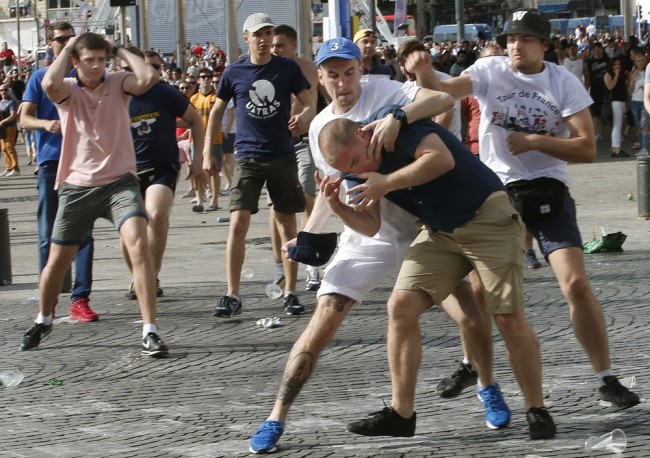 Столкновения футбольных фанатов в Марселе. Фото Reuters/Scanpix