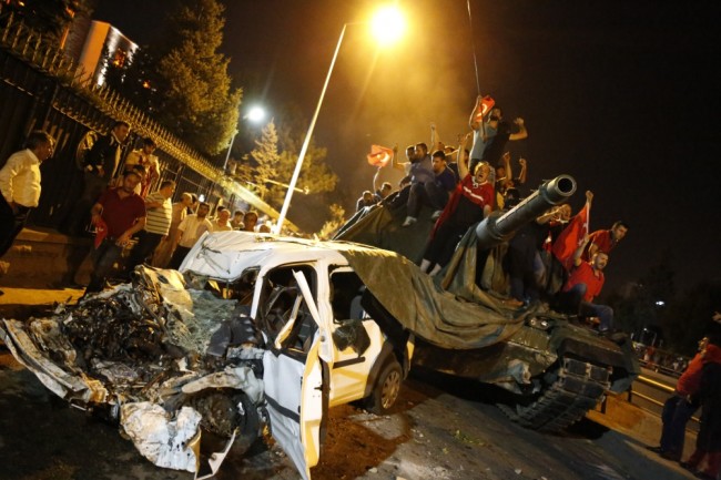 Жители Анкары окружили танк. Фото Reuters/Scanpix
