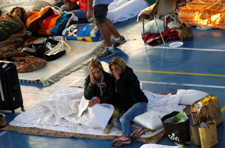 Пострадавших в Аматриче размещают в уцелевших зданиях, в том числе в местном спортивном зале. Фото: Reuters / Scanpix