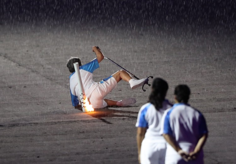 Весь многотысячный стадион «Маракана» стоя аплодировал участнице Паралимпиады-1984 Марсиа Мальсар, которая упала во время эстафеты олимпийского огня, но смогла встать и продолжить путь. Фото: Reuters / Scanpix