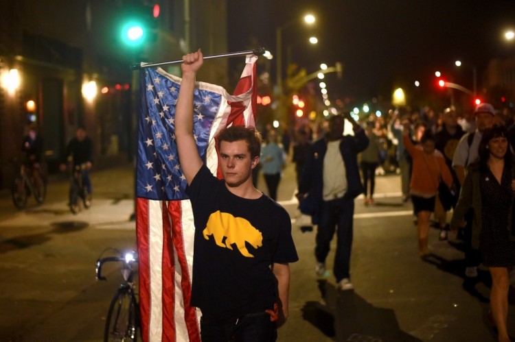 Протестующие в против победы Дональда Трампа на выборах президента США в Окленде, штат Калифорния. Фото Reuters/Scanpix