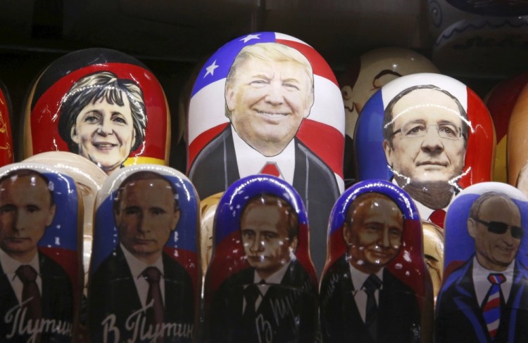 Матрешки с политиками в московском магазине. Фото: Reuters / Scanpix