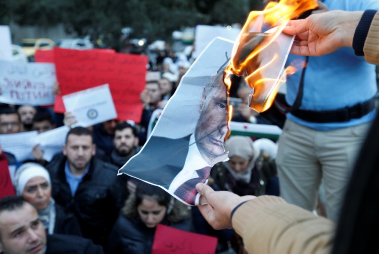 Участники шествия в иорданском Аммане сожгли портрет Путина прямо у российского посольства. Фото: Reuters / Scanpix