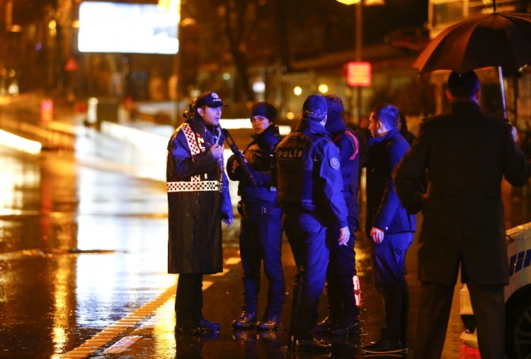 Полиция недалоко от клуба Reina, фото REUTERS/Scanpix